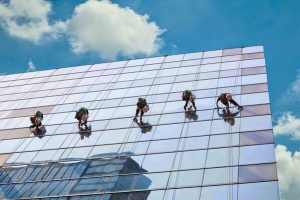 Lợi Ích Của Dịch Vụ Lau Kính Tòa Nhà