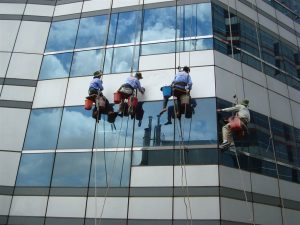 Quy Trình Thực Hiện Dịch Vụ Lau Kính Tòa Nhà
