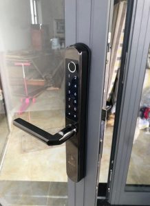 Khóa cửa vân tay dùng cho cửa nhôm kính