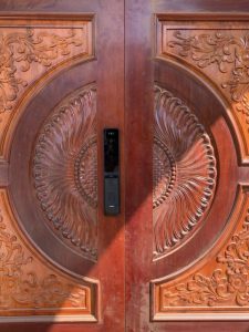 Đối với cửa ngoài trời nên chọn loại khóa cửa vây tay cao cấp