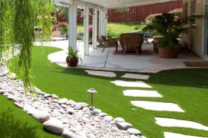 Thảm cỏ nhân tạo lót sàn nhà – Biến không gian sống thêm xanh mát