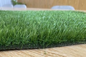 Thảm cỏ nhân tạo là gì? Ưu điểm, ứng dụng và kinh nghiệm chọn mua thảm